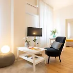 Guesthost - West Apartament *